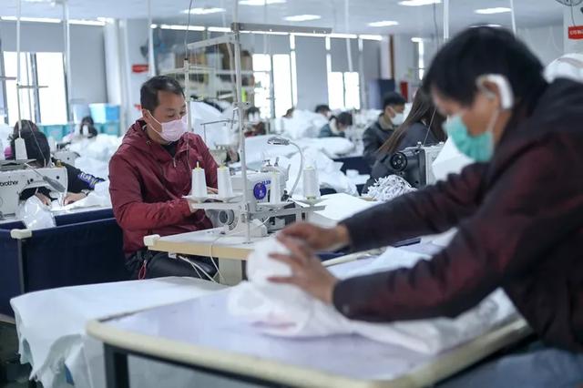 防護服緊缺？這家僅用了5天時間轉(zhuǎn)產(chǎn)防護服，日產(chǎn)量已達9000件