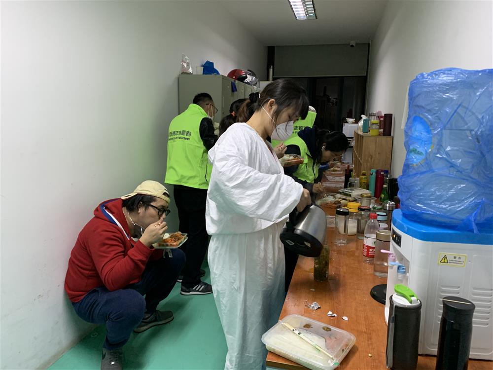 綠馬甲“浦東青年志愿者”，的一次晚班志愿服務(wù)