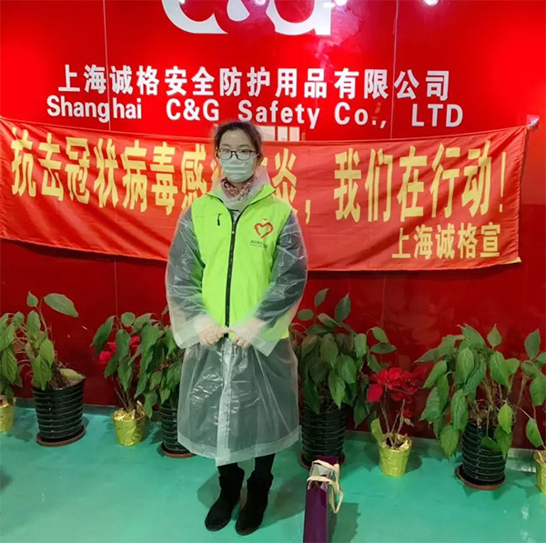 攜手戰(zhàn)“疫”，逆風而上，上海志愿者助力抗疫防護服生產