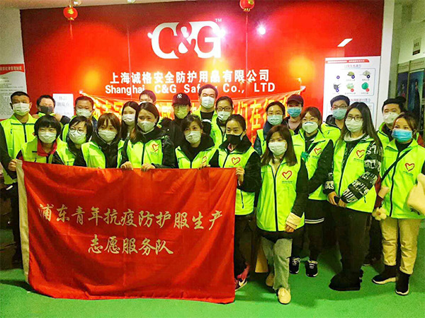 攜手戰(zhàn)“疫”，逆風而上，上海志愿者助力抗疫防護服生產(chǎn)