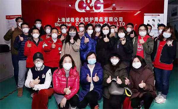 攜手戰(zhàn)“疫”，逆風而上，上海志愿者助力抗疫防護服生產