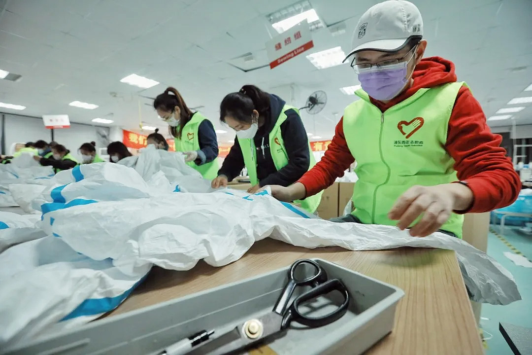 這些“守護(hù)者”們?cè)谏虾Ｕ\(chéng)格干了件大事！——20天，750人次，經(jīng)手近4萬(wàn)件防護(hù)服！